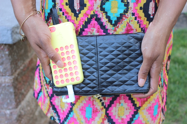 handbag-butler-mighty-purse-portable-charger-iphone-5C-boohoo-aztec-katie-shift-dress-glamazons-blog-0