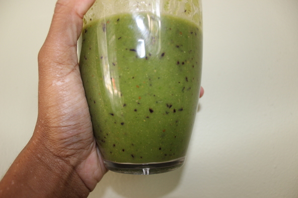 juicing-recipe-kale-flaxseed-banana-celery-peaches-blackberries-apples-nutribullet-glamazon-fitness-glamazons-blog-3