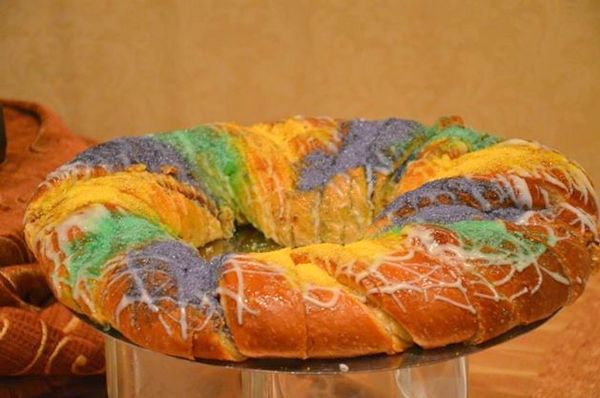 king-cake-new-orleans-nola-crawl-style-suite-essence-festival-glamazons-blog