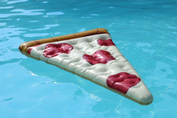 pizza-float-pool-street-style-blogger-jessica-c-andrews-glamazons-blog-2