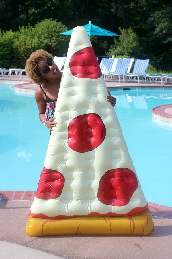 pizza-float-pool-street-style-blogger-jessica-c-andrews-glamazons-blog-3
