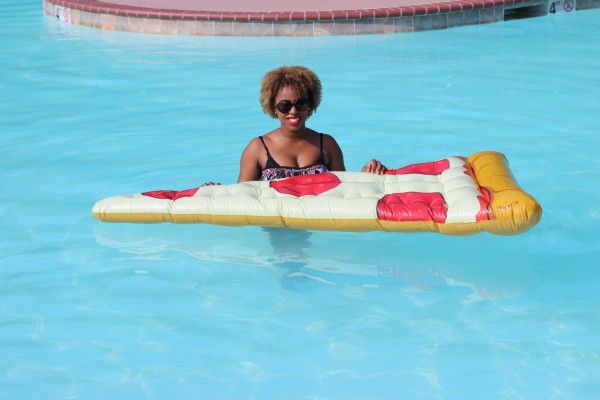 pizza-float-pool-street-style-blogger-jessica-c-andrews-glamazons-blog