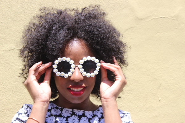 street-style-new-orleans-boohoo-victoria-mono-daisy-shift-dress-rachael-round-floral-trim-sunglasses-glamazons-blog-2