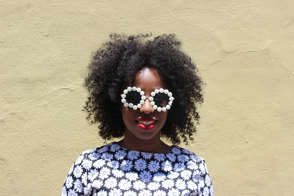 street-style-new-orleans-boohoo-victoria-mono-daisy-shift-dress-rachael-round-floral-trim-sunglasses-glamazons-blog-3