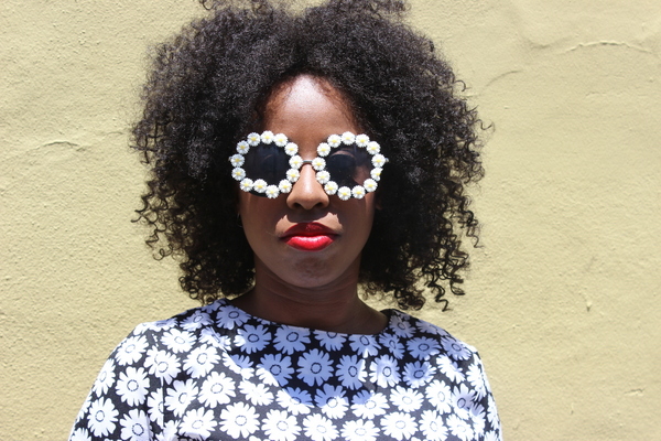 street-style-new-orleans-boohoo-victoria-mono-daisy-shift-dress-rachael-round-floral-trim-sunglasses-glamazons-blog-4