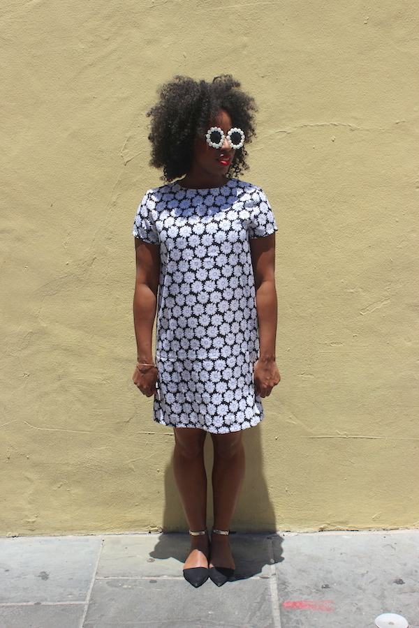 street-style-new-orleans-boohoo-victoria-mono-daisy-shift-dress-rachael-round-floral-trim-sunglasses-glamazons-blog-5