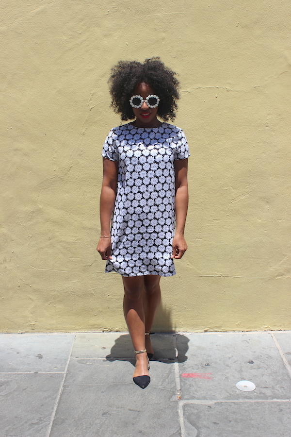 street-style-new-orleans-boohoo-victoria-mono-daisy-shift-dress-rachael-round-floral-trim-sunglasses-glamazons-blog-6