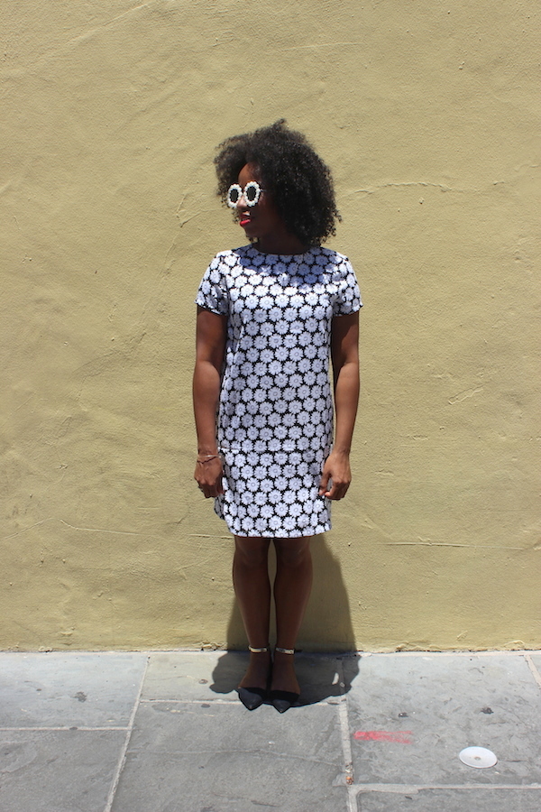 street-style-new-orleans-boohoo-victoria-mono-daisy-shift-dress-rachael-round-floral-trim-sunglasses-glamazons-blog-7