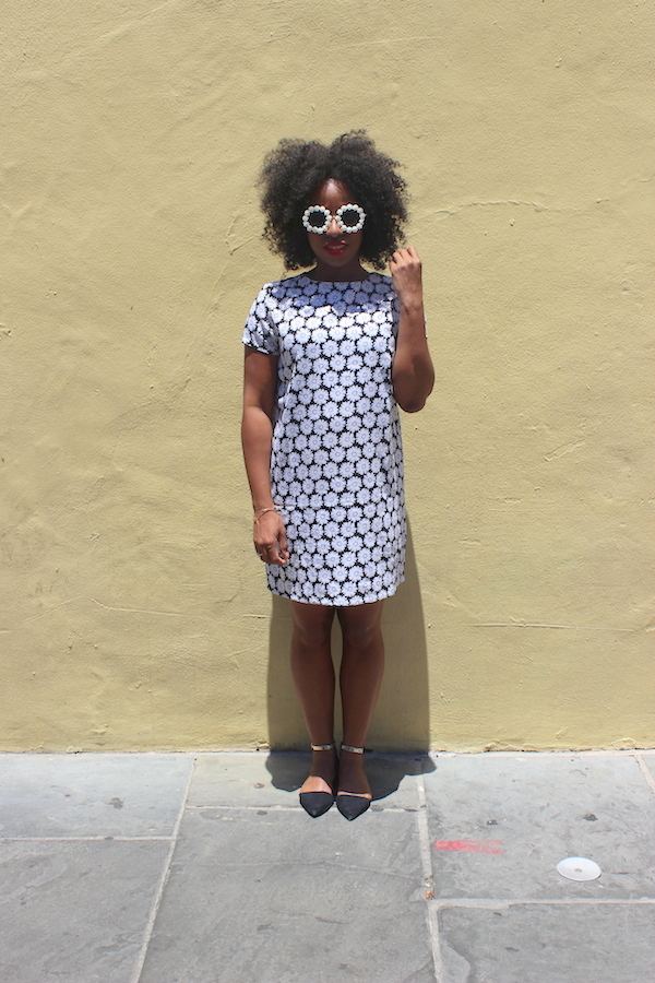 street-style-new-orleans-boohoo-victoria-mono-daisy-shift-dress-rachael-round-floral-trim-sunglasses-glamazons-blog-8