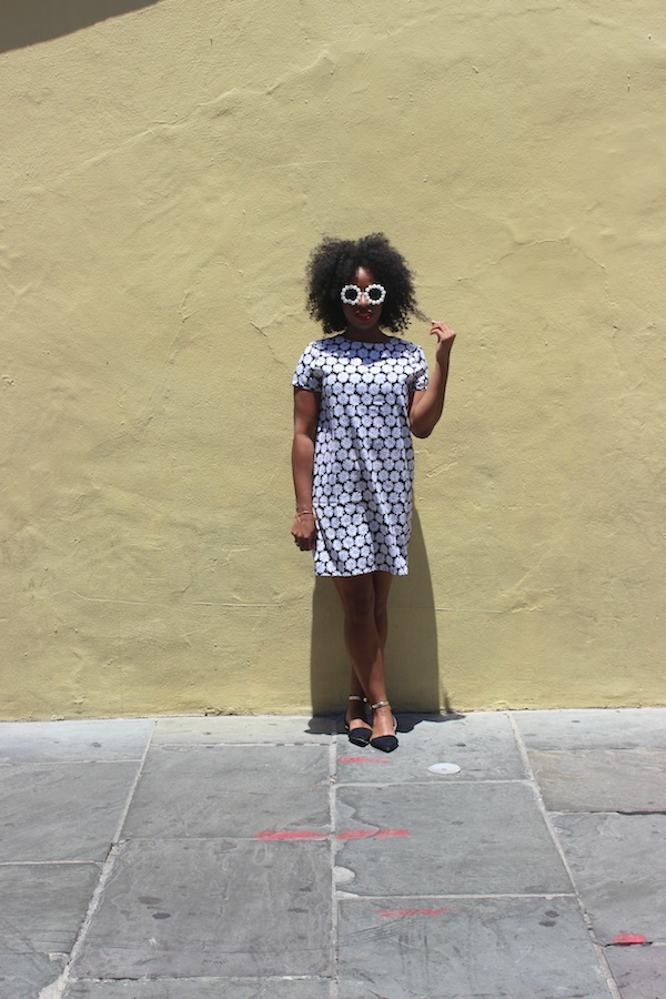 street-style-new-orleans-boohoo-victoria-mono-daisy-shift-dress-rachael-round-floral-trim-sunglasses-glamazons-blog