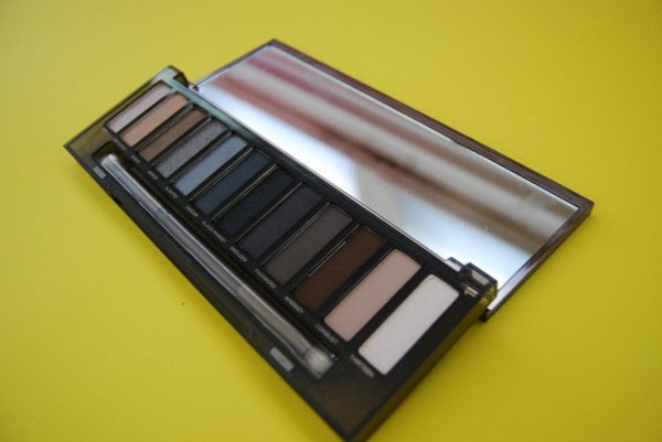 urban-decay-naked-smoky-palette-glamazons-blog-2